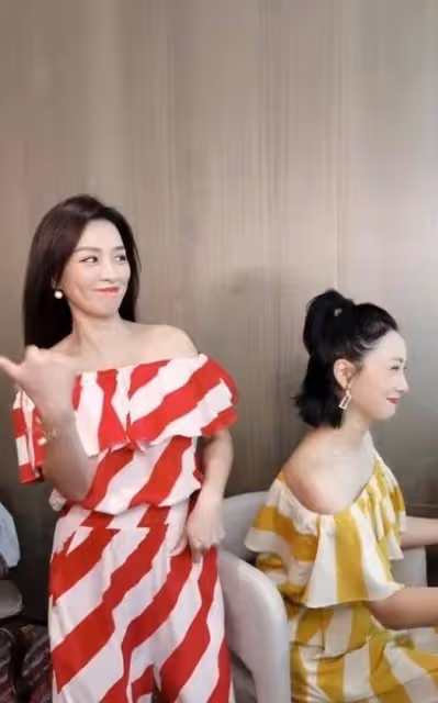 張庭陶虹穿「閨蜜裝」同框，直角肩太迷人，年近50依舊充滿少女感