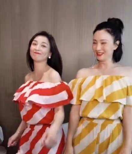 張庭陶虹穿「閨蜜裝」同框，直角肩太迷人，年近50依舊充滿少女感