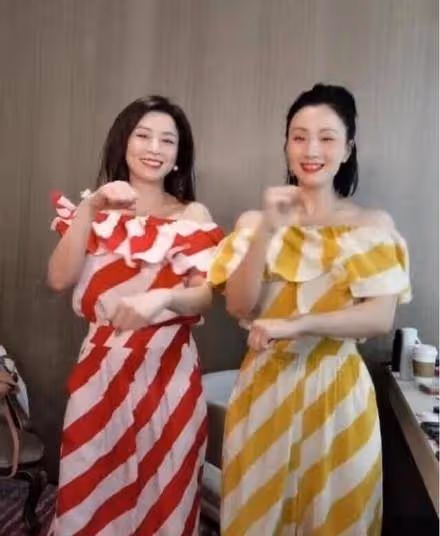 張庭陶虹穿「閨蜜裝」同框，直角肩太迷人，年近50依舊充滿少女感