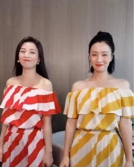 張庭陶虹穿「閨蜜裝」同框，直角肩太迷人，年近50依舊充滿少女感