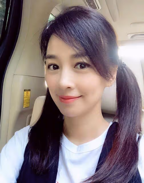 張庭陶虹穿「閨蜜裝」同框,直角肩太迷人,年近50依舊充滿少女感
