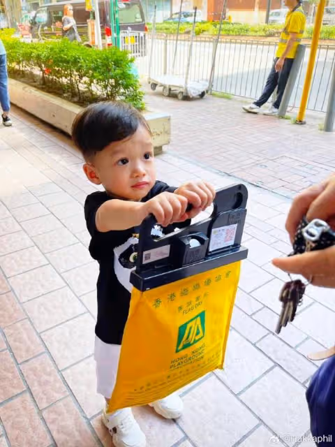 胡杏兒老公為三胎兒子慶生，奕宏遺傳媽媽表演天賦，長得最像杏兒