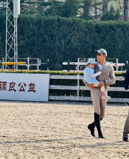 朱珠老公帶娃馬術場玩耍，2歲珠寶身高猛躥，雙手放背後像小大人