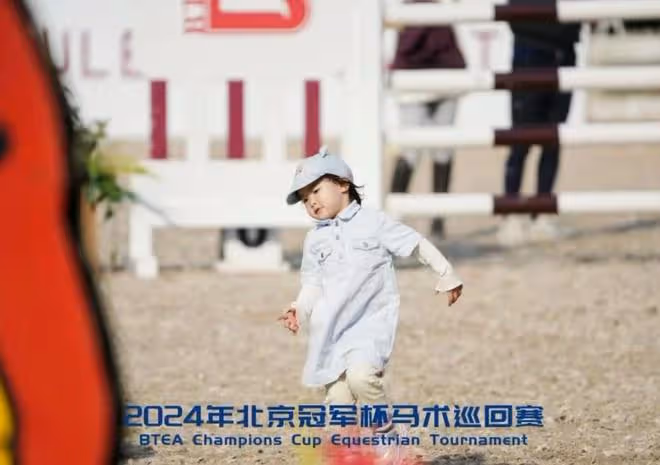 朱珠老公帶娃馬術場玩耍，2歲珠寶身高猛躥，雙手放背後像小大人