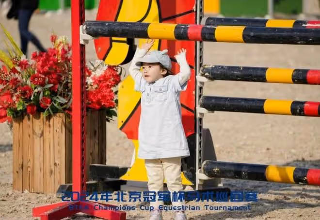 朱珠老公帶娃馬術場玩耍，2歲珠寶身高猛躥，雙手放背後像小大人