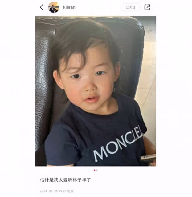 朱珠老公帶娃馬術場玩耍，2歲珠寶身高猛躥，雙手放背後像小大人