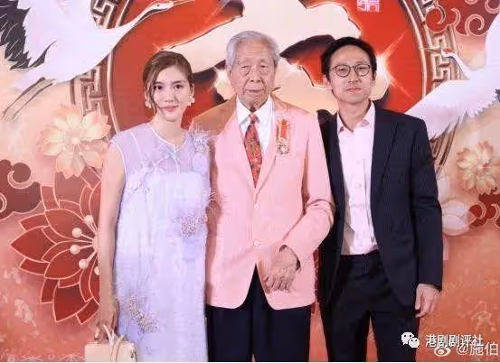 30歲吳千語肚凸凸孕味濃,為富三代男友爺爺賀壽獲重視