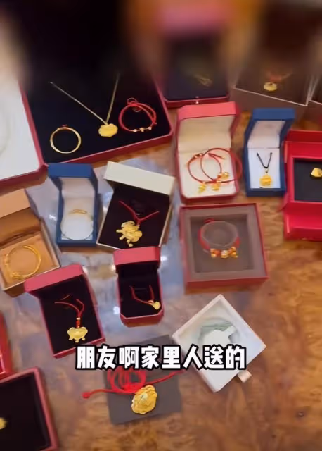 趙本山外孫3個月重13斤,外婆送金碗金筷金勺,一堆金器羨煞旁人