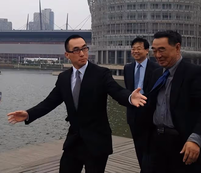 47歲何猷龍出席活動,姐姐何超瓊助力,事業版圖超過父親何鴻燊