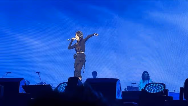IU演唱會給粉絲送定製禮物,用3種語言悼念地震遇難者