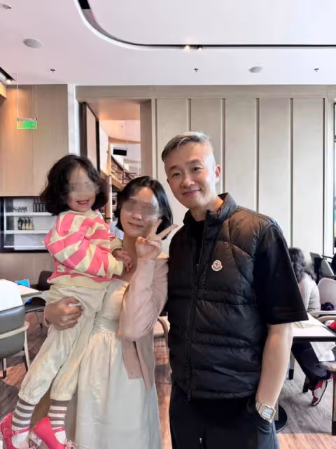 程雷喝下午茶被偶遇,52歲仍年輕帥氣,養倆兒子還要還豪宅房貸!