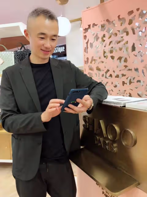 程雷喝下午茶被偶遇,52歲仍年輕帥氣,養倆兒子還要還豪宅房貸!