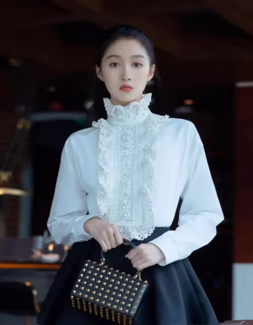 關曉彤一身大牌亮相,白襯衫搭配超短裙復古且高級,大長腿太優越