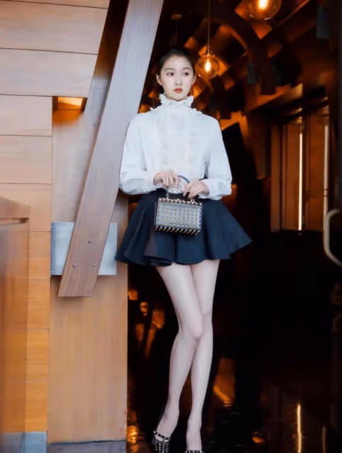 關曉彤一身大牌亮相,白襯衫搭配超短裙復古且高級,大長腿太優越