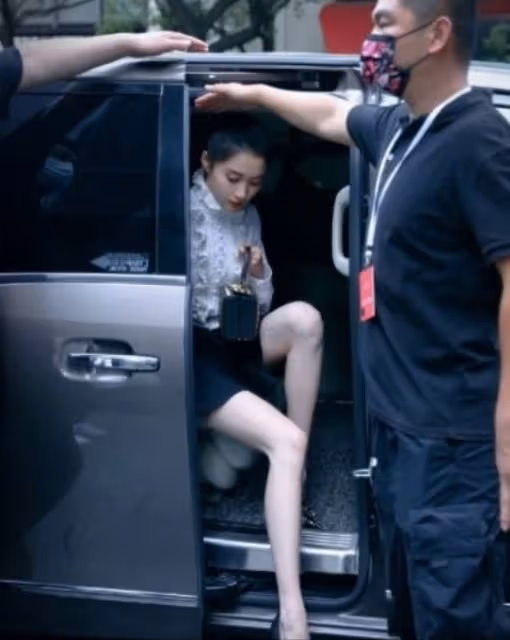 關曉彤一身大牌亮相，白襯衫搭配超短裙復古且高級，大長腿太優越