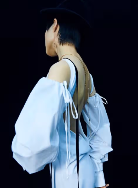 李宇春罕見玩性感！大膽挑戰全露背裝，氣質清冷身材火辣
