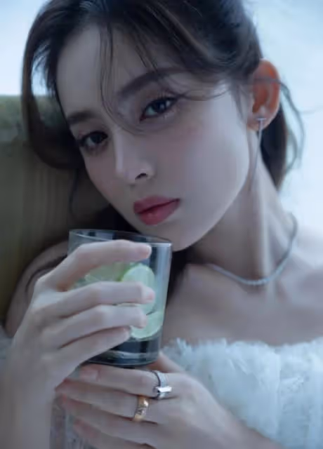 古力娜扎一身白色裙亮相,蕾絲大秀身材曲線,性感香肩誘惑力十足