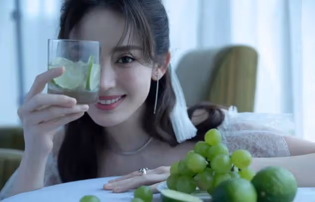 古力娜扎一身白色裙亮相,蕾絲大秀身材曲線,性感香肩誘惑力十足