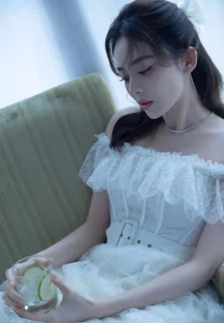 古力娜扎一身白色裙亮相,蕾絲大秀身材曲線,性感香肩誘惑力十足