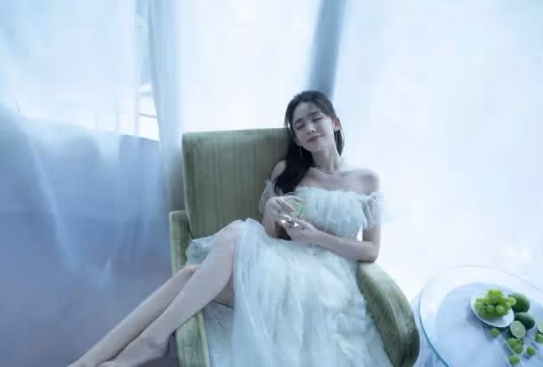 古力娜扎一身白色裙亮相,蕾絲大秀身材曲線,性感香肩誘惑力十足
