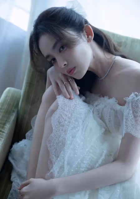 古力娜扎一身白色裙亮相,蕾絲大秀身材曲線,性感香肩誘惑力十足