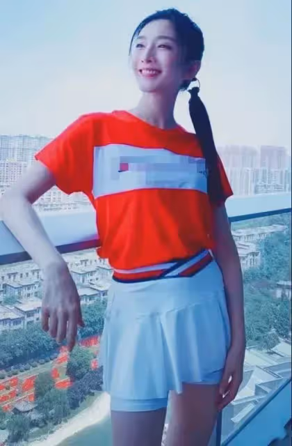 江疏影跪地與粉絲合影,穿挖肩上衣搭配包臀半身裙,身材好到爆