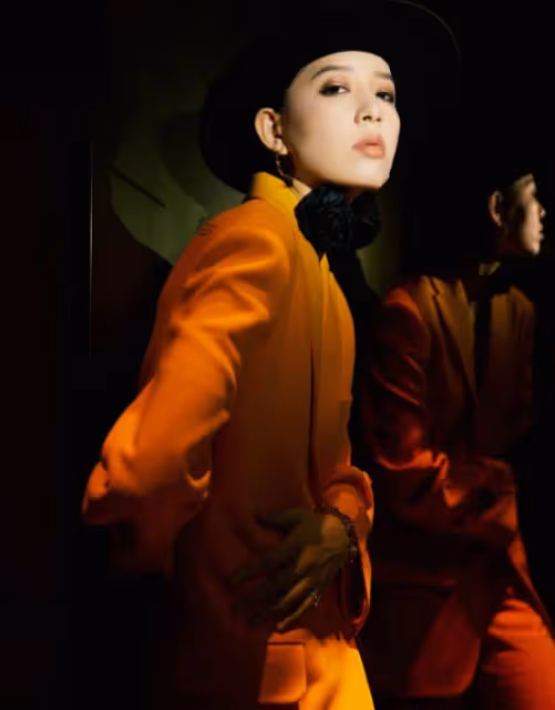 李斯丹妮真性感！深V西裝真空上陣不懼走光，網友：有些大膽