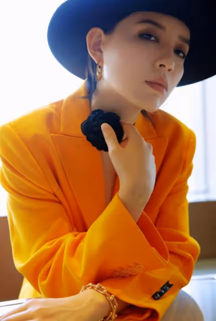 李斯丹妮真性感！深V西裝真空上陣不懼走光，網友：有些大膽