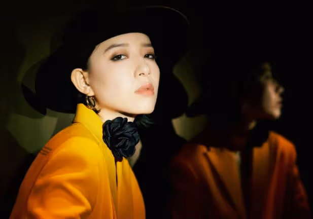 李斯丹妮真性感!深V西裝真空上陣不懼走光,網友:有些大膽