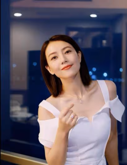 高圓圓穿露肩裙秀身材，活動中肩帶滑落太危險，高圓圓火速扶起