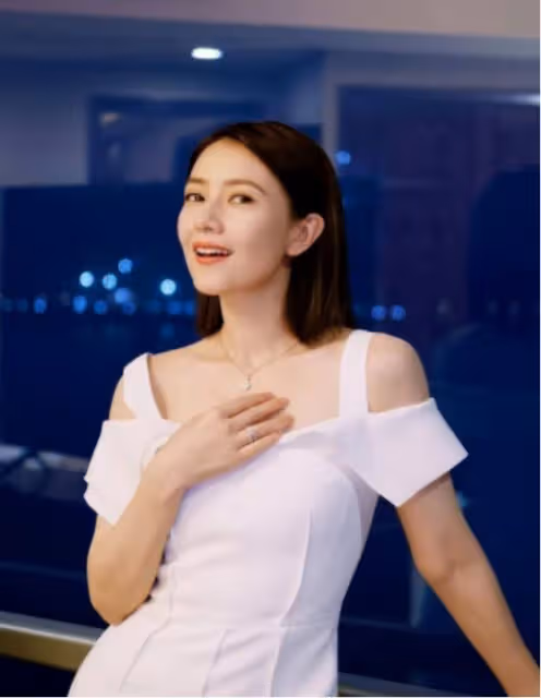 高圓圓穿露肩裙秀身材，活動中肩帶滑落太危險，高圓圓火速扶起