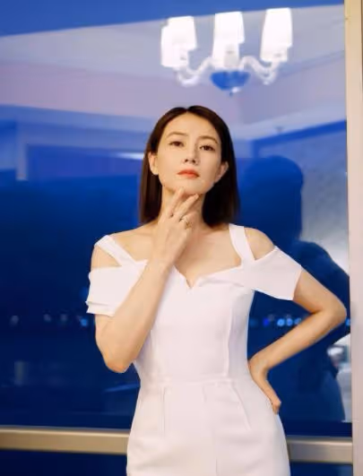 高圓圓穿露肩裙秀身材，活動中肩帶滑落太危險，高圓圓火速扶起