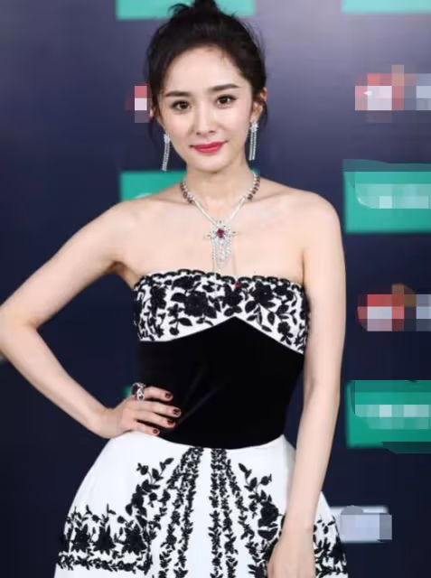 楊冪舊照曝光,一身空姐制服太誘惑,網友:從小美到大