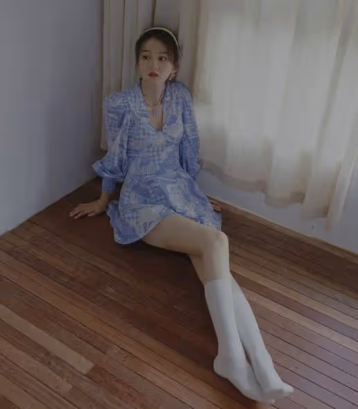 喬欣的「美腿殺」絕了，穿碎花超短裙秀大長腿，膚白貌美很低調
