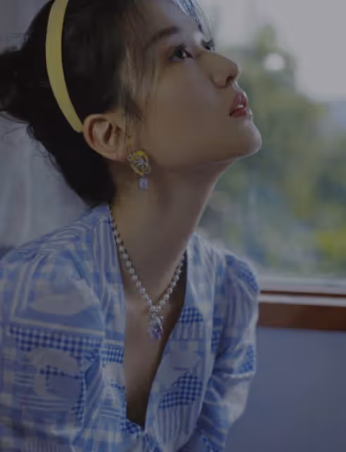 喬欣的「美腿殺」絕了，穿碎花超短裙秀大長腿，膚白貌美很低調