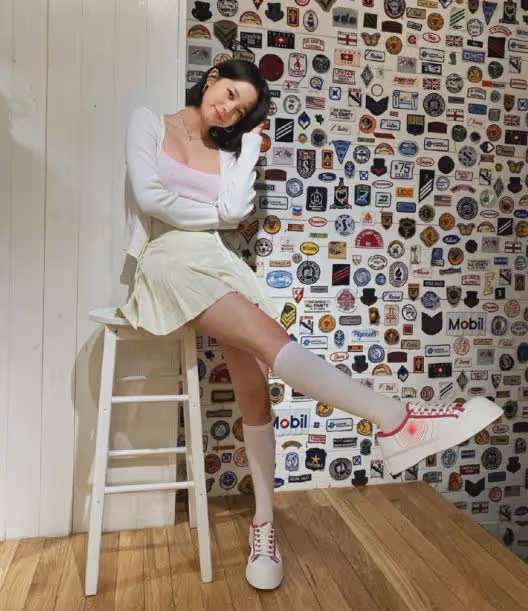 歐陽娜娜「發育過猛」，穿弔帶事業線太傲人，JK造型女團味十足