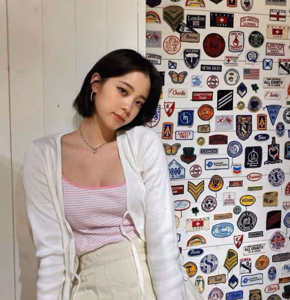 歐陽娜娜「發育過猛」，穿弔帶事業線太傲人，JK造型女團味十足