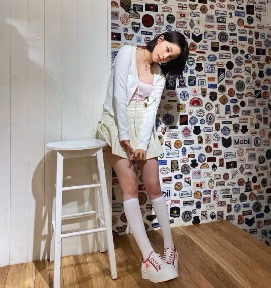 歐陽娜娜「發育過猛」,穿弔帶事業線太傲人,JK造型女團味十足