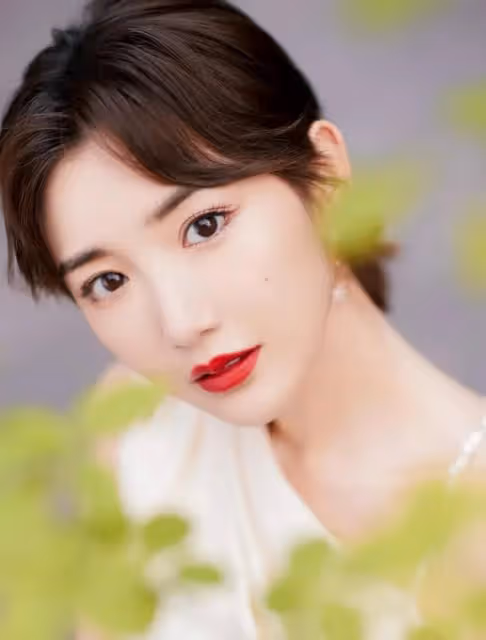毛曉彤怒甩渣男後美出圈，穿白色斜肩連衣裙配大紅唇，網友：美爆
