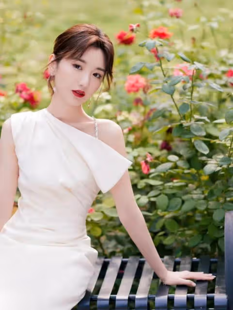 毛曉彤怒甩渣男後美出圈，穿白色斜肩連衣裙配大紅唇，網友：美爆