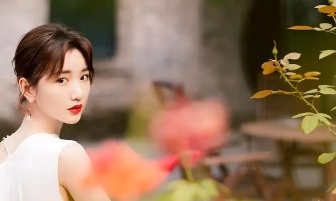 毛曉彤怒甩渣男後美出圈,穿白色斜肩連衣裙配大紅唇,網友:美爆