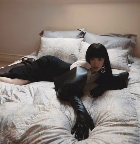 蔣欣瘦到認不出!穿高開叉黑裙秀大長腿,齊劉海髮型撞臉楊冪