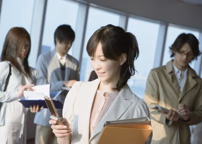 女老闆給我連漲三次工資，知道真相後，我果斷辭職離開
