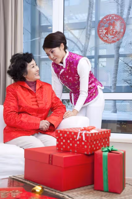老公要花錢給婆婆過一個特別的生日，我極力反對後婆婆誇我做得對