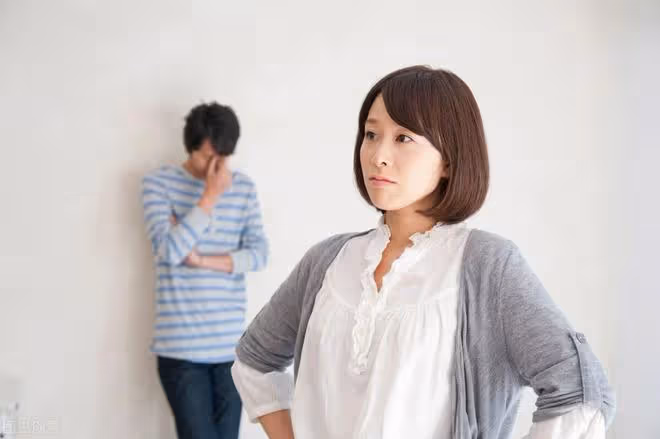 老公出軌，我沒有吵鬧，帶他認識了我的弟弟後，主動與小三斷聯