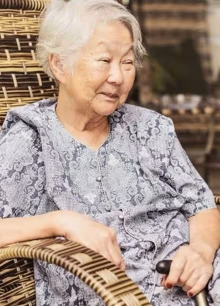 90歲奶奶飯桌上宣布「我跟70年老伴過不下去」！「8兒女全支持」一面倒指責爸爸