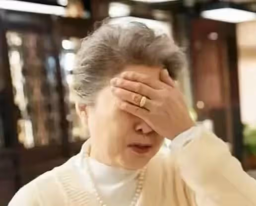 90歲奶奶飯桌上宣布「我跟70年老伴過不下去」！「8兒女全支持」一面倒指責爸爸