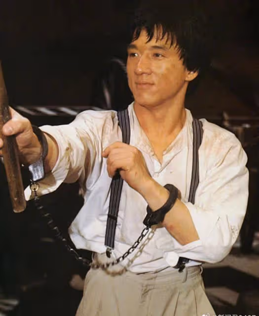 成龍70歲發文，能老是一件幸運的事，分享和洪金寶年輕時的合照