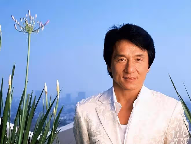 成龍70歲發文，能老是一件幸運的事，分享和洪金寶年輕時的合照