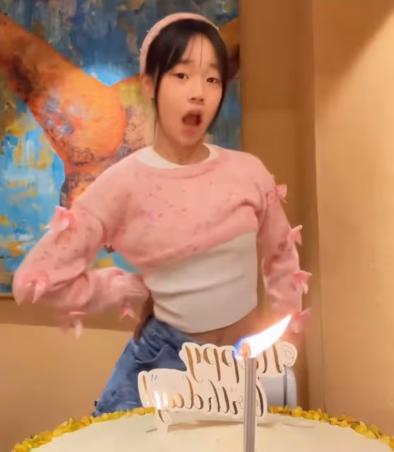 小S小女兒慶祝12歲生日，在蛋糕面前鬼馬精靈，比兩個姐姐還漂亮